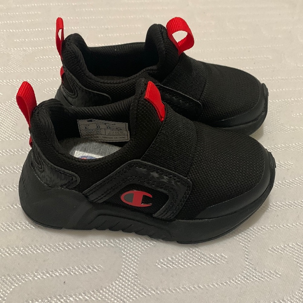 champion kids sneakers size 6. very gently worn